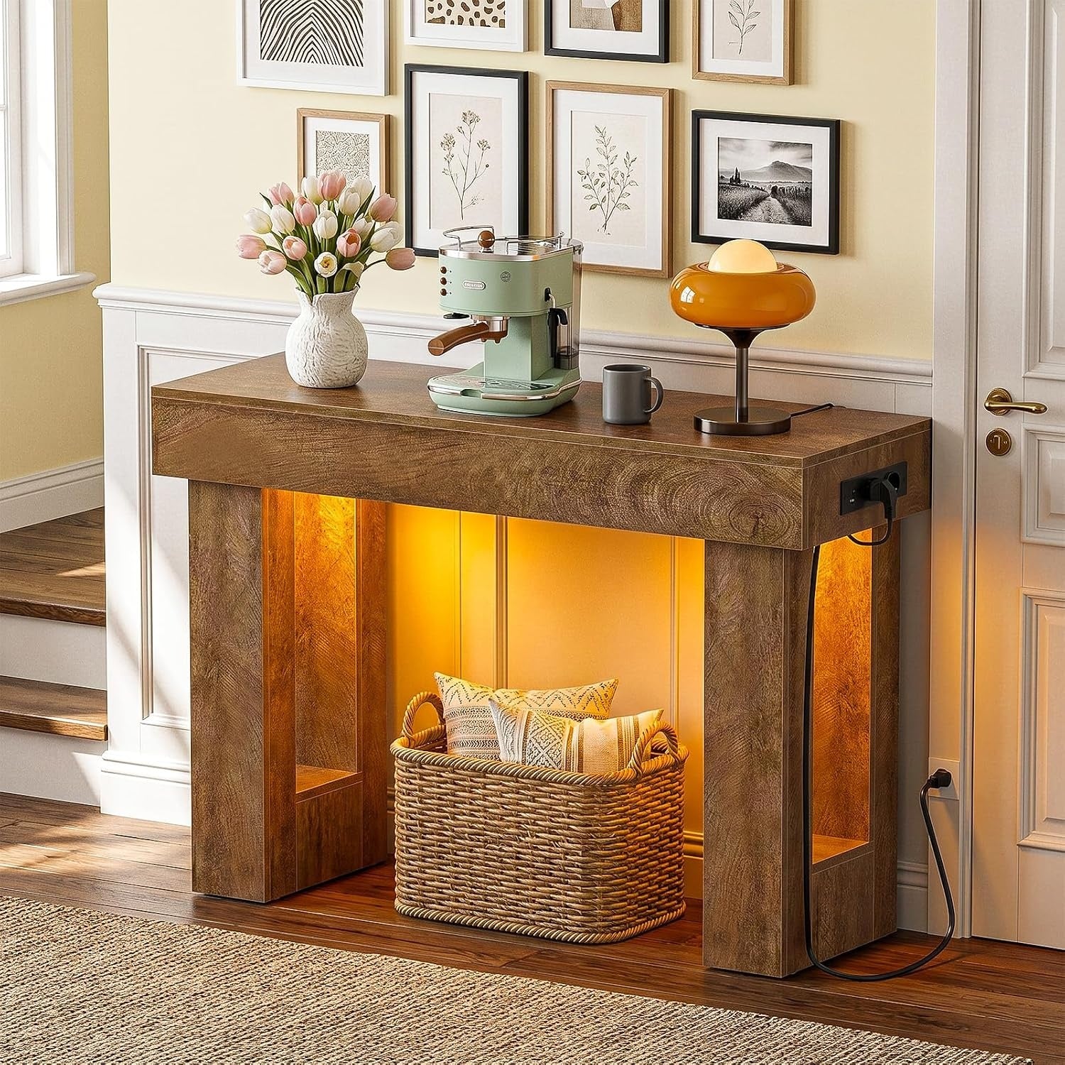 Console etroite avec eclairage LED, prise electrique et port USB C, decor ch¨ºne effet craquele