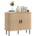 Buffet moderne en chene avec portes coulissantes a lattes, quatre compartiments et pieds en acier