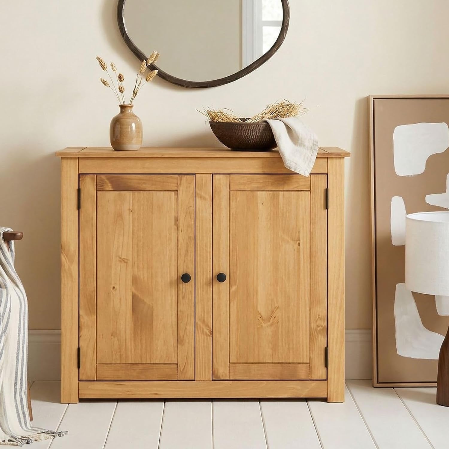 Buffet en pin massif avec deux portes et trois etageres interieures pour salon