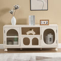 Buffet bas avec deux portes en verre et quatre compartiments, meuble moderne sur pieds en bois, blanc